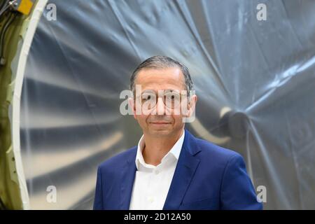 02 octobre 2020, Brandenburg, Ludwigsfelde: André Sinanian, président et chef de la direction de MTU Maintenance Berlin Brandenburg, se tient lors d'une visite de Baerbock, président national du Parti Vert. MTU Berlin Brandenburg devant un CFM567B. IMTU est une société spécialisée dans la maintenance de turbines à gaz industrielles et de moteurs aérodynamiques. Photo: Soeren Stache/dpa-Zentralbild/ZB Banque D'Images