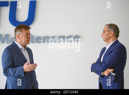 02 octobre 2020, Brandenburg, Ludwigsfelde: Andre Sinanian (r), président et chef de la direction de MTU Maintenance Berlin Brandenburg, et Peter Heydenbluth, président de la chambre d'industrie et de commerce de Potsdam, parlent avant une visite de Baerbock, président fédéral du Parti Vert. MTU Berlin Brandenburg se spécialise dans l'entretien des turbines à gaz industrielles et des moteurs aérodynamiques. Photo: Soeren Stache/dpa-Zentralbild/ZB Banque D'Images