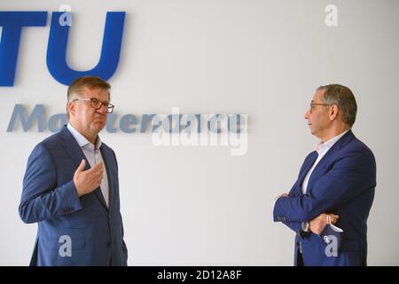 02 octobre 2020, Brandenburg, Ludwigsfelde: Andre Sinanian (r), président et chef de la direction de MTU Maintenance Berlin Brandenburg, et Peter Heydenbluth, président de la chambre d'industrie et de commerce de Potsdam, parlent avant une visite de Baerbock, président fédéral du Parti Vert. MTU Berlin Brandenburg se spécialise dans l'entretien des turbines à gaz industrielles et des moteurs aérodynamiques. Photo: Soeren Stache/dpa-Zentralbild/ZB Banque D'Images