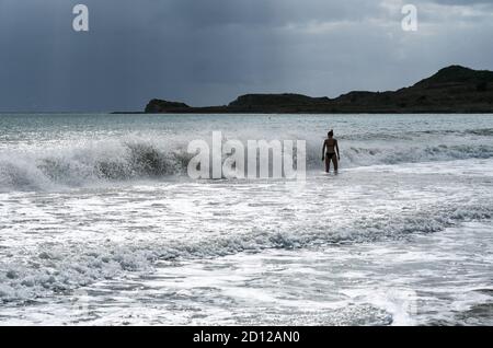 Lixouri, Grèce. 26 septembre 2020. Sur la plage Xi au sud de la péninsule de Paliki à Kefalonia sur la mer Ionienne, une femme nage dans l'eau pendant la houle et un orage à venir. Credit: Jens Kalaene/dpa-Zentralbild/ZB/dpa/Alay Live News Banque D'Images