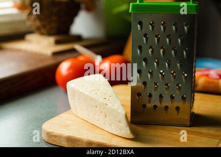 Photo d'une grille de cuisine en métal avec trous ovales sur la table de cuisine Banque D'Images