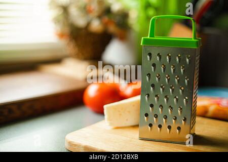 Photo d'une grille de cuisine en métal avec trous ovales sur la table de cuisine Banque D'Images