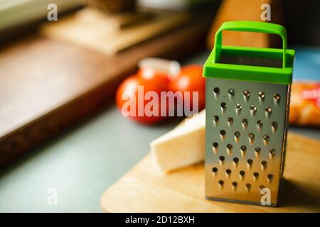 Photo d'une grille de cuisine en métal avec trous ovales sur la table de cuisine Banque D'Images