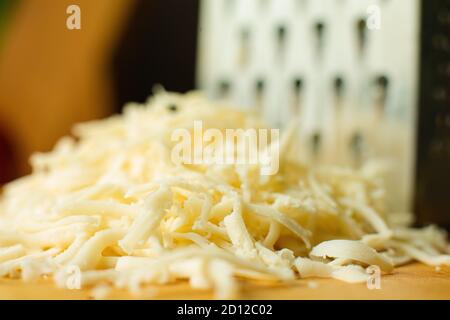 Dispositif économique sous la forme d'une plaque métallique avec de petits trous percés pour le broyage, le frottement du fromage Banque D'Images