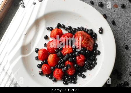 Cassis et fraises dans une assiette. Banque D'Images