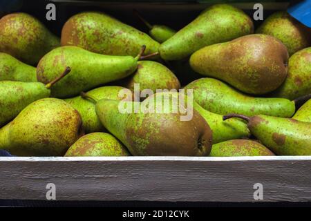 Conférence sur la poire fraîche sur la voile au marché des légumes. Photo de haute qualité Banque D'Images