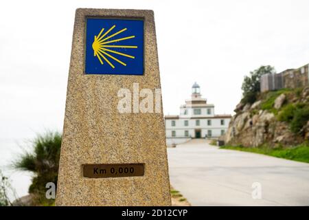 Jalon du cap Finisterre, indiquant la fin du Camino de Santiago avec le bord de mer jaune. Concept d'atteindre les objectifs et de réaliser les objectifs, d'atteindre les objectifs Banque D'Images