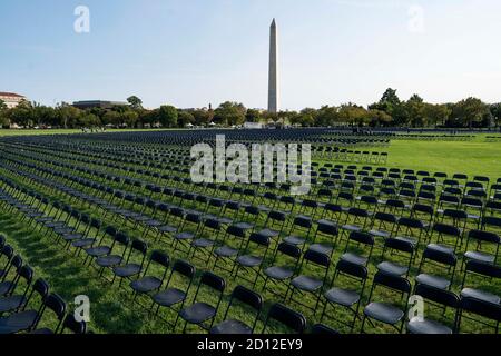 (201005) -- BEIJING, 5 octobre 2020 (Xinhua) -- des chaises vides sont assises sur l'ellipse près de la Maison Blanche à Washington, D.C., aux États-Unis, le 4 octobre 2020. Vingt mille chaises vides ont été établies près de la Maison Blanche dimanche pour pleurer plus de 200,000 vies perdues aux États-Unis de COVID-19. (Xinhua/Liu Jie) Banque D'Images