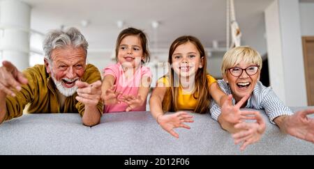 Portrait d'un couple de personnes âgées heureux et de petits-enfants jouant ensemble Banque D'Images