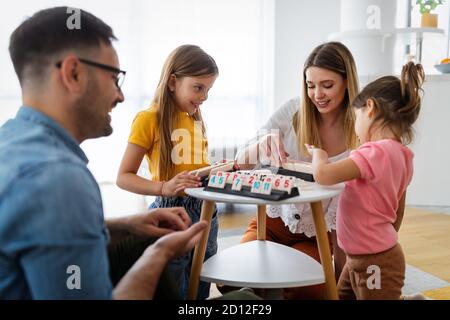 Une famille heureuse à la maison s'amuser et passer du temps ensemble. Famille, amour bonheur concept Banque D'Images