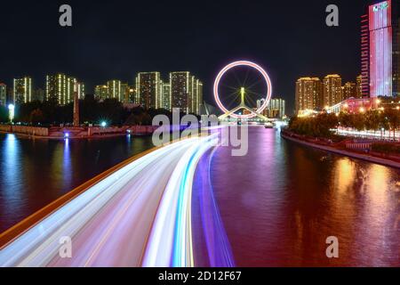 (201005) -- TIANJIN, 5 octobre 2020 (Xinhua) -- photo prise le 2 octobre 2020 montre le paysage de nuit près de la roue de ferris 'Tianjin Eye' à Tianjin, dans le nord de la Chine. (Xinhua/Sun Fanye) Banque D'Images