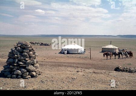 Yourtes et animaux de compagnie d'arates mongoles dans le désert de Gobi, au premier plan et Ovoo, photo prise en 1977 Banque D'Images