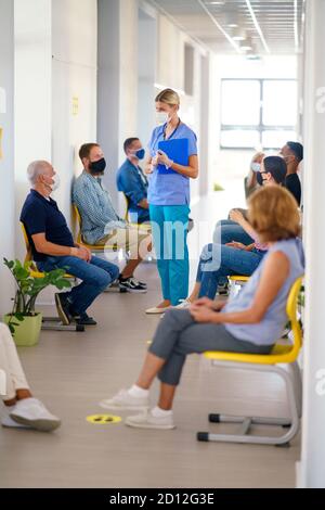 Portrait d'une infirmière avec masques pour parler aux patients, coronavirus, covid-19 et concept de vaccination. Banque D'Images