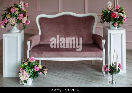 banc vintage en velours de bois à côté des tables de nuit et des fleurs blanches bouquets Banque D'Images