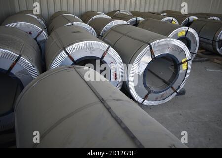 Rouleaux de tôle d'acier stockés dans l'entrepôt; bobine en acier galvanisé dans l'usine de conduits. Rouleaux conditionnés de tôle d'acier, rouleaux d'acier laminés à froid. Banque D'Images