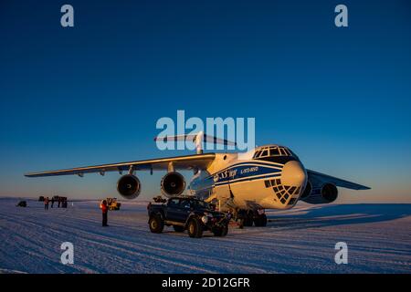 Antarctique, station Novolazarevskaya 23 avril 2020 : un avion de transport et de cargaison Volga-Dnepr il 76 est en cours de chargement, sur un champ de glace en Antarctique, dans la ta Banque D'Images