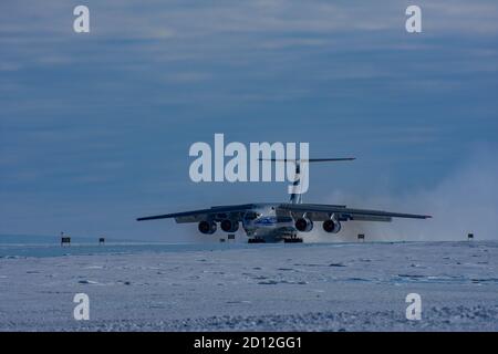 Antarctique, station Novolazarevskaya 23 avril 2020 : un avion de transport et de cargaison Volga-Dnepr il 76 est en cours de chargement, sur un champ de glace en Antarctique, dans la ta Banque D'Images