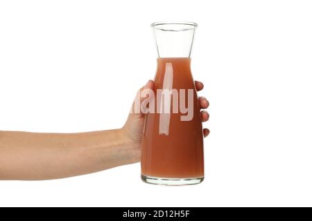 Main de femme tenant une bouteille de jus de fraise sur blanc, une bouteille de jus de fraise isolée pour un design de boisson fraîche Banque D'Images
