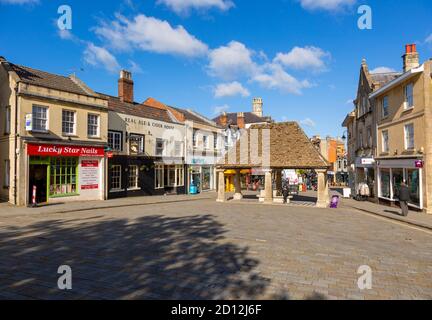 Bâtiments historiques autour du 16ème siècle Buttercross, à la place du marché, Chippenham, Wiltshire, Angleterre, Royaume-Uni Banque D'Images