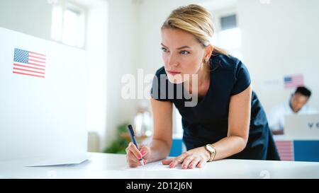 Portrait d'une femme votant dans le lieu de vote, concept des élections aux états-unis. Banque D'Images