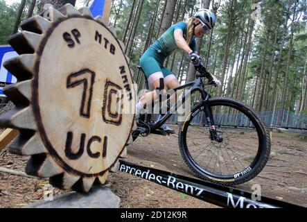 Karla Stepanova, de République tchèque, est en compétition dans la catégorie élite féminine lors de la coupe du monde de VTT à Nove Mesto na Morave, en République tchèque, le 4 octobre 2020. (Photo CTK/Libor Plihal) Banque D'Images