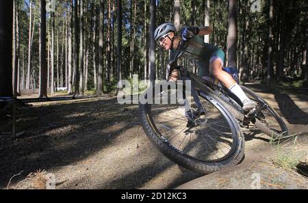 Karla Stepanova, de République tchèque, est en compétition dans la catégorie élite féminine lors de la coupe du monde de VTT à Nove Mesto na Morave, en République tchèque, le 4 octobre 2020. (Photo CTK/Libor Plihal) Banque D'Images