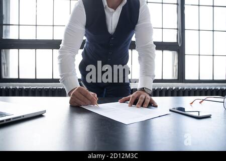 Homme d'affaires signant un contrat faisant une affaire, entreprise classique. Banque D'Images