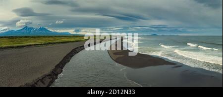 Plage avec sable noir et volcan Banque D'Images