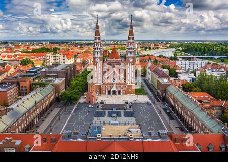 Szeged, Hongrie - vue aérienne par drone de l'église votive et de la cathédrale notre-Dame de Hongrie (Dom Szeged) lors d'une journée d'été ensoleillée avec Bridg de la ville intérieure Banque D'Images