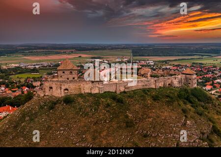 Sumeg, Hongrie - vue panoramique aérienne du célèbre haut château de Sumeg dans le comté de Veszprem au coucher du soleil avec nuages d'orage et couleurs spectaculaires du coucher du soleil Banque D'Images