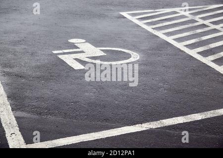 Places de parking avec lignes de signalisation pour les personnes handicapées asphalte Banque D'Images