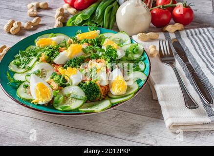 une assiette de salade de gado indonésienne avec riz, œufs et légumes verts Banque D'Images