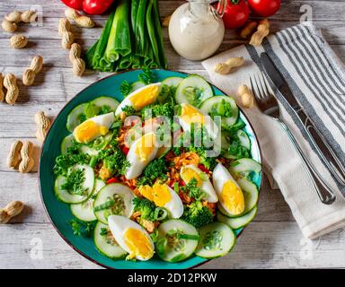 une assiette de salade de gado indonésienne avec riz, œufs et légumes verts Banque D'Images