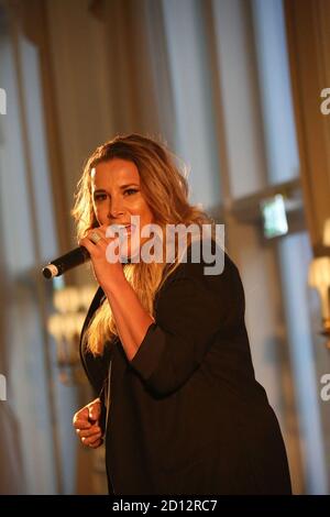 Salle de bal Trump Turnberry, Turnberry, Ayrshire, Écosse, Royaume-Uni. 24 Juun 2016. Le gagnant de l'émission télévisée 2013 X-Factor Sam Bailey se produit lors d'un événement caritatif de collecte de fonds. Samantha Florence 'Sam' Bailey est une chanteuse anglaise qui a remporté la dixième série du X Factor en 2013. Après sa victoire, son premier single, une couverture de « Skyscraper » de Demi Lovato a été publiée le 15 décembre 2013, atteignant le numéro un de Noël le 22 décembre 2013 Banque D'Images