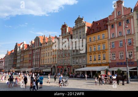 Vue sur la place du marché dans la vieille ville de Wroclaw (Breslavia), Pologne, Europe avec piétons. Les Polonais voyagent avec des bâtiments traditionnels dans l'histoi Banque D'Images