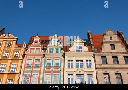 Façade de bâtiments traditionnels, maisons sur la place du marché dans la vieille ville de Wroclaw (Breslavia), Pologne, Europe. Site polonais dans le centre historique Banque D'Images