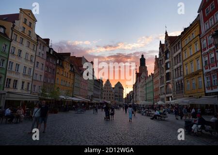 Vue sur la place du marché dans la vieille ville de Wroclaw (Breslavia), Pologne, Europe avec les personnes marchant. Monument polonais avec des bâtiments traditionnels, maisons i Banque D'Images