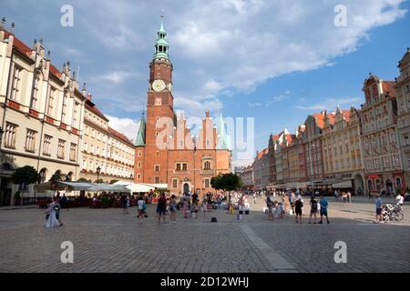 Vue sur la place du marché dans la vieille ville de Wroclaw (Breslavia), Pologne, Europe avec piétons. Les Polonais voyagent avec des bâtiments traditionnels dans l'histoi Banque D'Images