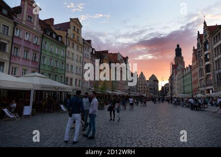 Vue sur la place du marché dans la vieille ville de Wroclaw (Breslavia), Pologne, Europe avec les touristes marchant. Site polonais avec bâtiments traditionnels, maisons Banque D'Images