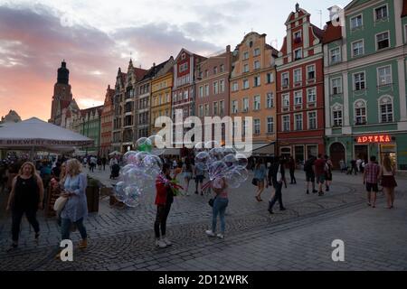 Vue sur la place du marché dans la vieille ville de Wroclaw (Breslavia), Pologne, Europe avec les touristes marchant. Site polonais avec bâtiments traditionnels, maisons Banque D'Images