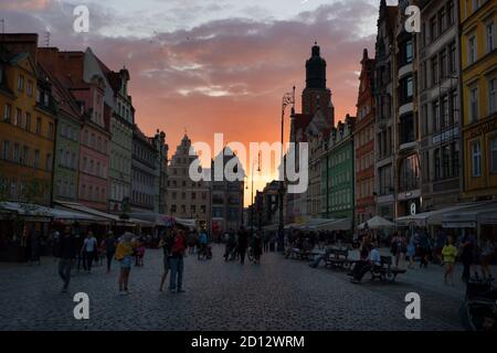 Vue sur la place du marché dans la vieille ville de Wroclaw (Breslavia), Pologne, Europe avec les touristes marchant. Site polonais avec bâtiments traditionnels, maisons Banque D'Images