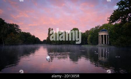 Lever du soleil au Temple Apollo dans le Nymphenburger Schlosspark Banque D'Images