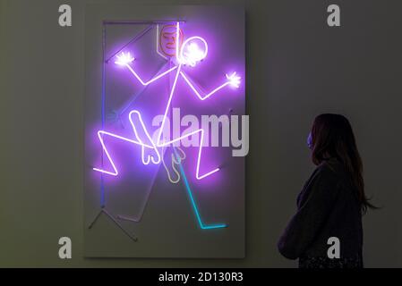 Londres, Royaume-Uni. 5 octobre 2020. Un membre du personnel estime “Hanged Man”, 1985. Aperçu de Bruce Nauman à Tate Modern, la première nouvelle exposition depuis la réouverture de la galerie après que les restrictions de confinement du coronavirus ont été assouplies. Cette exposition est la première à montrer toute l’ampleur du travail de Nauman à Londres depuis plus de 20 ans, avec des œuvres de sculpture, de son, de film, de vidéo et de néon pendant ses 50 années de carrière exposées du 7 octobre 2020 au 21 février 2021. Credit: Stephen Chung / Alamy Live News Banque D'Images