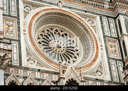 Cathédrale de Florence, Duomo de Santa Maria del Fiore, à proximité de la façade principale avec la fenêtre rose. Patrimoine mondial de l'UNESCO, Toscane, Italie. Banque D'Images