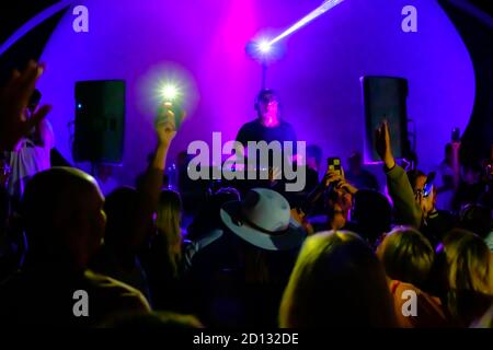 La foule et les DJ dansent pendant la fête Banque D'Images