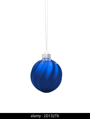 Boule de Noël bleue royale mate suspendue avec nervures torsadées isolées sur fond blanc. Décoration de Noël, concept d'atmosphère festive. Banque D'Images