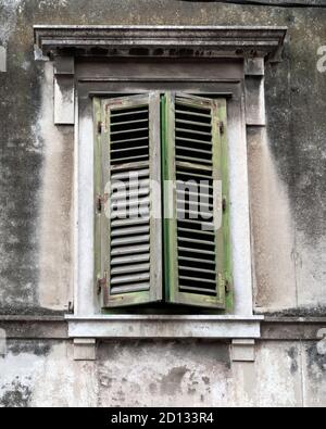 SPLIT, CROATIE - 2017 AOÛT 15. Ancienne maison en brique avec fenêtres protégées par des volets en bois verts fermés. Banque D'Images