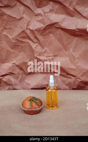 Bouteille en verre et compte-gouttes d'huile de CBD, de biscuit et de feuille de chanvre sur fond kraft. Extraction de résine vivante de cannabis. Banque D'Images