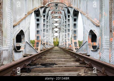 Pont de fer abandonné en fonte en Belgique Banque D'Images