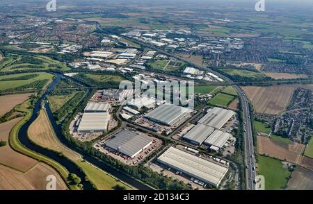 Vue aérienne de la zone industrielle de Normanton, à cheval sur l'autoroute M62, West Yorkshire, nord de l'Angleterre, Royaume-Uni Banque D'Images